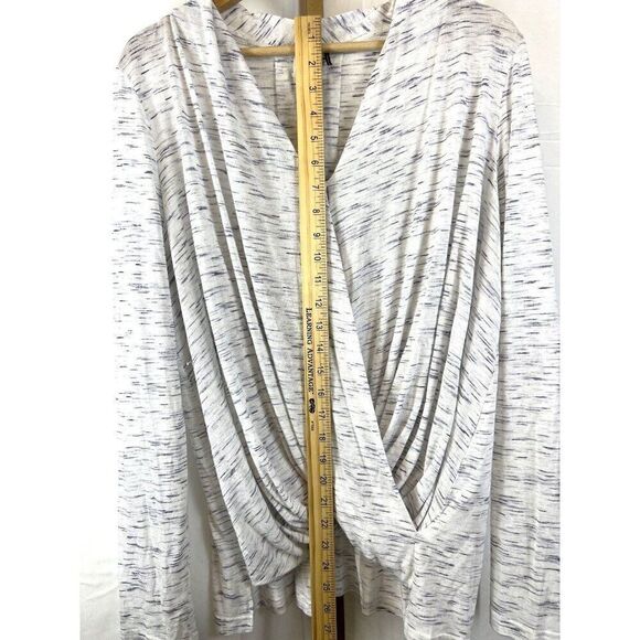 Akemi + Kin Anthropologie Long Sleeve Drapey V-Neck Cozy Shirt Grey EUC Sz M - Picture 7 of 9